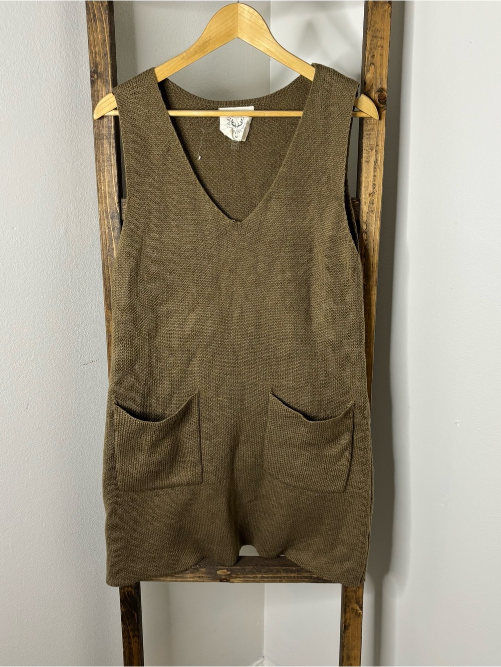 Fantastic Fawn Sleeveless V-Neck Knit Dress Size M